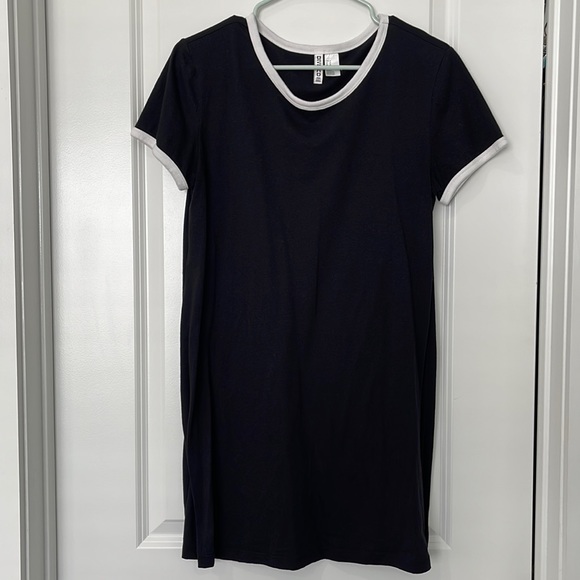H&M Dresses & Skirts - H&M women’s black t-shirt dress with white on sleeves and neck line in size M